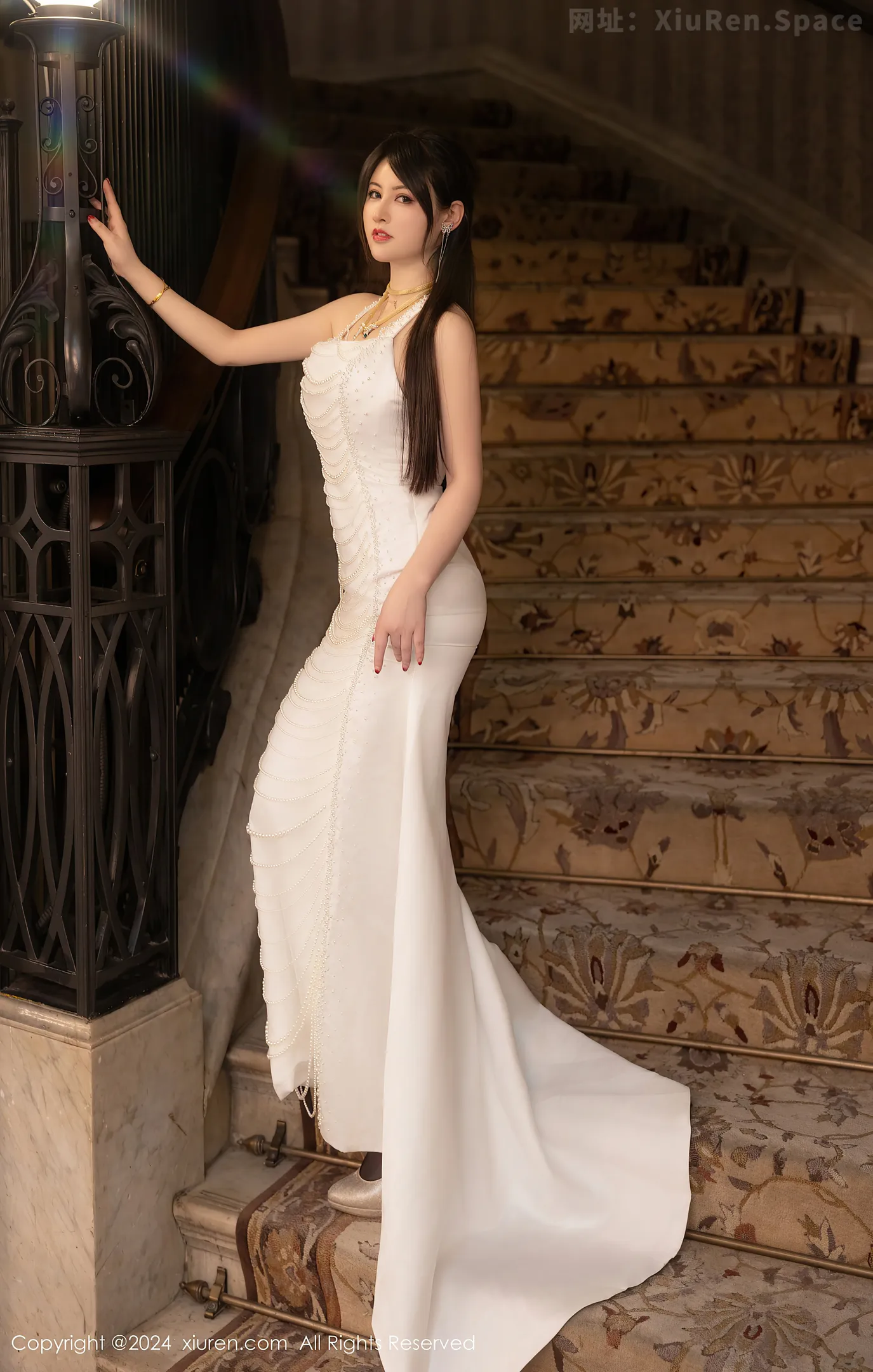 图片[4]-[XiuRen秀人网]VOL.8436 模特诗诗kiki白色吊带短裙露粉色内衣配黑丝袜秀惹火身材诱惑写真83P-秀人网官方网站